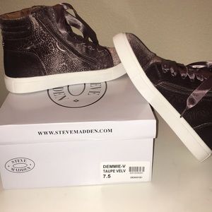 NWT. Steve Madden Taupe velvet shoes